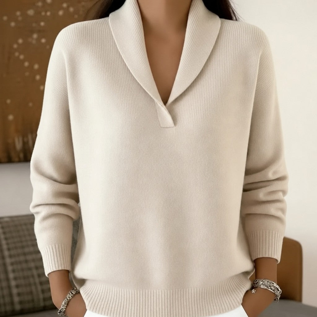 Antonine Pullover in Creme, getragen mit weißer Hose und silbernen Armbändern