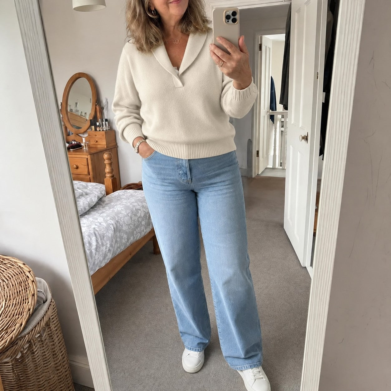 Antonine Pullover in Creme, Spiegelfoto mit Jeans und Sneakers