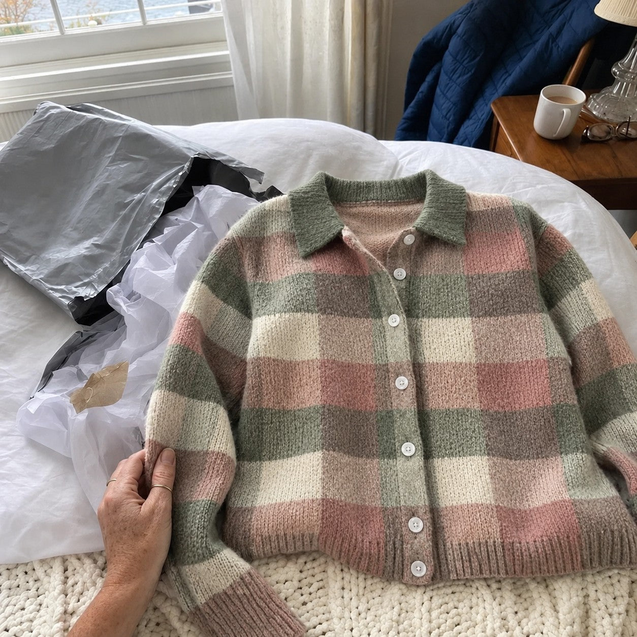 Ingrid trägt den Cardigan im Alltag